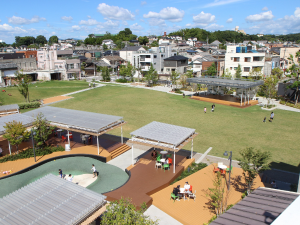 愛知県岡崎市では、公共空間を活用してまちの活性化をはかる公民連携のQURUWAプロジェクトを推進している。さまざまな催しや実証実験を実施することで公共空間のまわりに人が集まり、近隣に店舗も増え、にぎわいが生まれている。