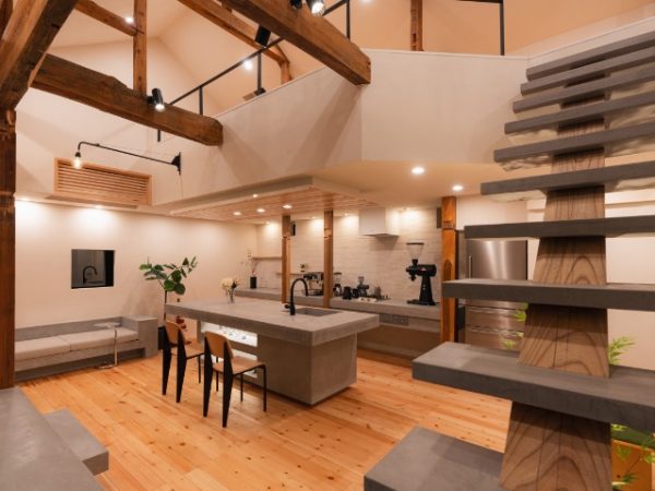 堂々とした古民家の間取りはほとんど変えずに現代の生活にふさわしい、地域とのコミュニケーションもとりやすい家に再生