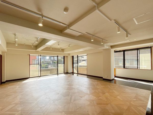 コンクリート打ち放しの高天井にリノベーションしたリビング・ダイニング（2階）