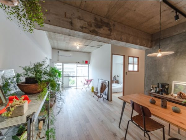 収納の無かった既存の玄関の脇にシューズクロゼットを設置、ベビーカーなども置けるようにした