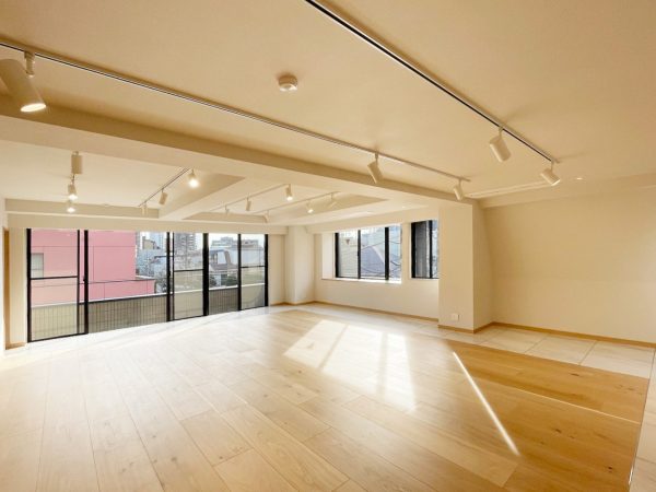 コンクリート打ち放しの高天井にリノベーションしたリビング・ダイニング（2階）