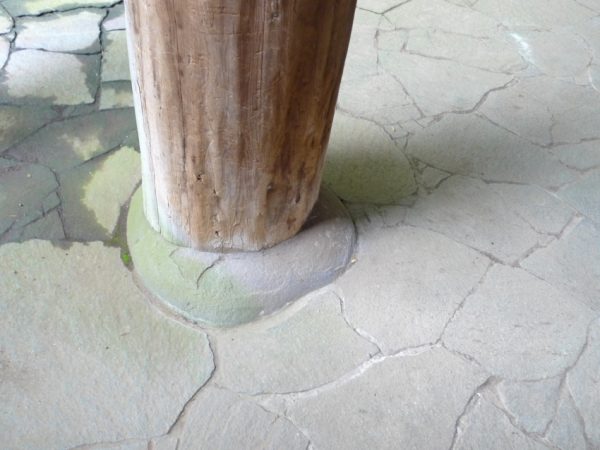 国の重要文化財に指定されている表門。銅板葺きの屋根の両端には、寺院建築でよく見られる鴟尾（しび）という飾りがつけられている