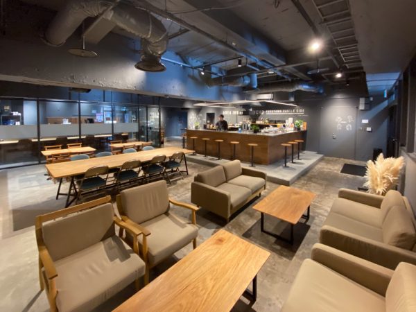「AREA INN FUSHIMICHO」のカフェラウンジとレセプション。奥のガラスの向こうはコワーキングスペース「halappa」