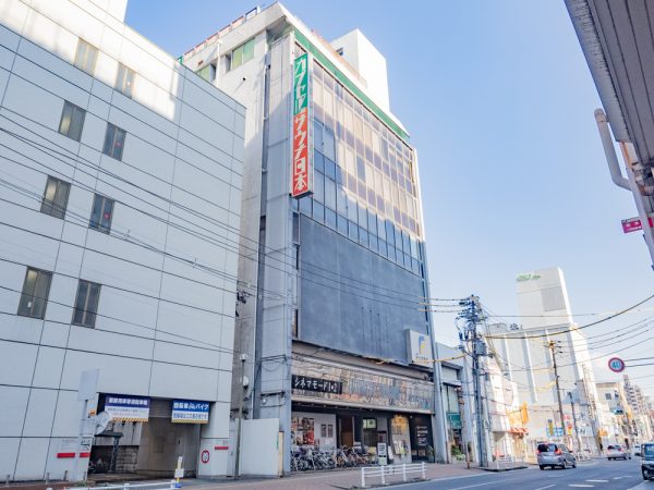 「AREA INN FUSHIMICHO」のカフェラウンジとレセプション。奥のガラスの向こうはコワーキングスペース「halappa」
