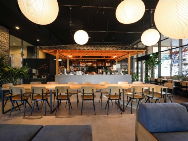 カフェの屋根だけでなく、左側にある壁部分にも瓦と積み重ねた壁があるのがお分かりいただけるだろうか