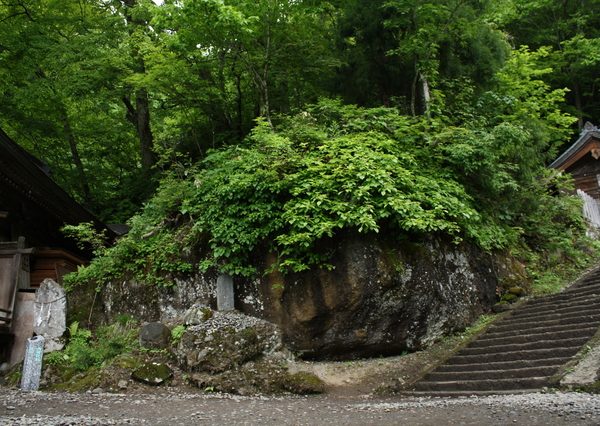 磐座（いわくら）百選 　－日本人の「岩石崇拝」　再発見の旅－ Amazon.co.jp: 磐座（いわくら）百選 －日本人の「岩石崇拝」 再