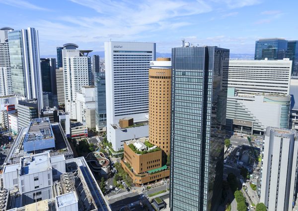 多くのビルが林立する大阪駅前の風景。地下街がこれらを結ぶ