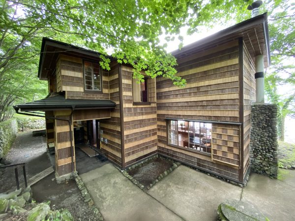 旧イタリア大使館別荘の玄関側（写真：宮沢洋）