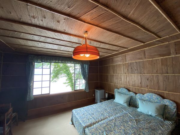 2階の寝室の1つ（写真：宮沢洋）