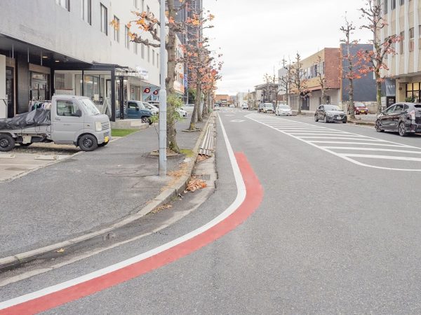 駐車禁止箇所を示す赤いライン