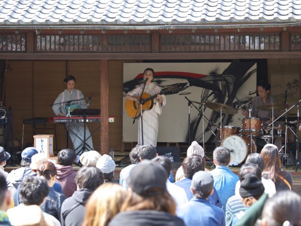 結のおとは、音楽イベントであり、結城市の素晴らしさを伝える場でもある。出演者は着物で伝統的な結城市のイメージを表現