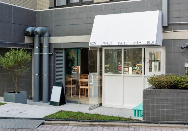 上左：キッチン付きのクッキングスタジオ　上右：ラウンジ（コクヨ提供、写真：良知慎也）　下左：フィットネススタジオ。ヨガ教室や写真の撮影などにも使われている　下右：ミーティングやレッスンに使える1on1スタジオ