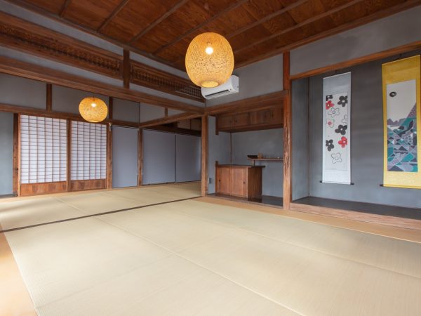 1階の奥にあるダイニングキッチンは、古材も用いてリノベーション工事をした。結城市の味噌蔵から譲り受けた樽の丸い枠を鏡の淵に活用している