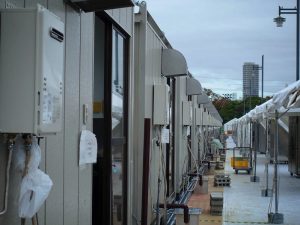 もし自宅が被災してしまったら、暮らしの基盤となる“住まい”をどう確保すればいいか。災害発生後、時期によって住まいの選択肢は移り変わる。発災以降のタームとそれに沿った災害住宅の種類を紹介する。