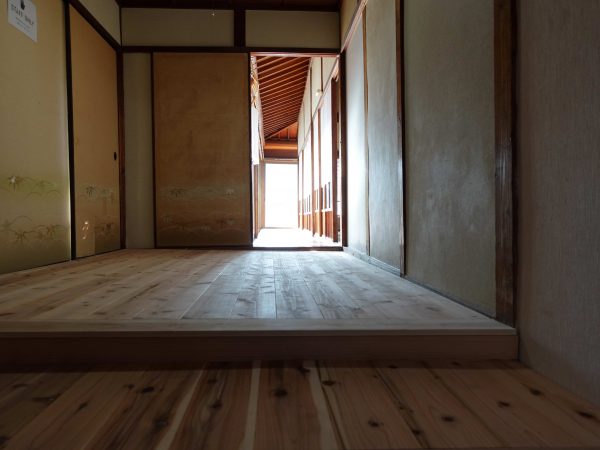 傾いた床。左側が下がっている