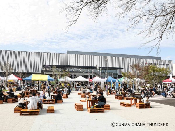 試合日にはアリーナ前に多くの店が出店する、活気のある太田マルシェ