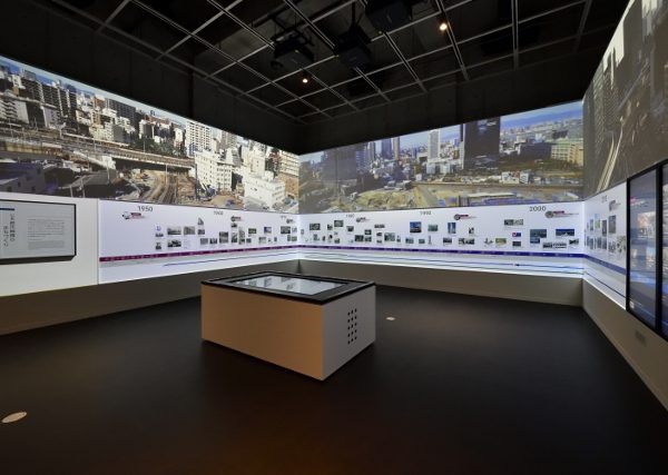 URまちとくらしのミュージアム内の「URシアター」は4面の大迫力スクリーン