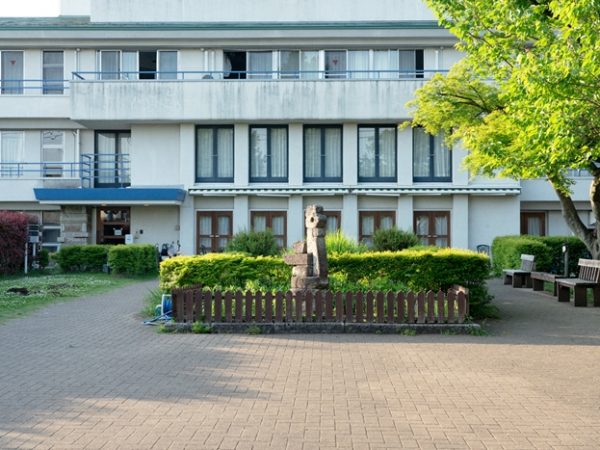 取材の会場となった自由学園のしののめ茶寮。建物の前にせせらぎがあり、緑も豊富で気持ちが良い場所だった　写真/@chibaaiko