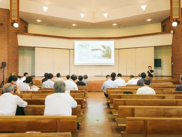 事業者向けの説明会で学園町の歴史について語る荻野さん　写真/@chibaaiko