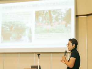 事業者向けの説明会で学園町の歴史について語る荻野さん　写真/@chibaaiko