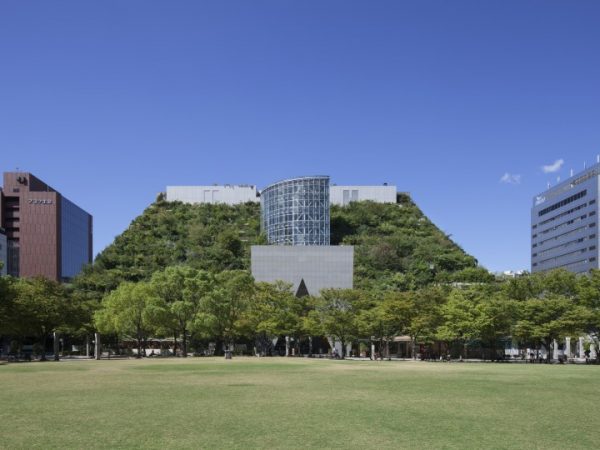 2006年に開通した新北九州空港連絡橋。自動車だけでなく歩行者も大切に、訪れたくなる橋を目指した(写真・針金洋介)