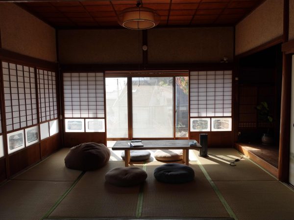 四方さんが23年10月にオープンさせた、たこ焼き屋「たこくん」とゲストハウスの外観