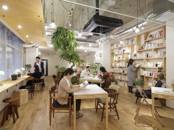 URが手掛けてきたまちづくりの歴史が見られる「メディアウォール」。パネルにタッチすると詳しい情報が飛び出す