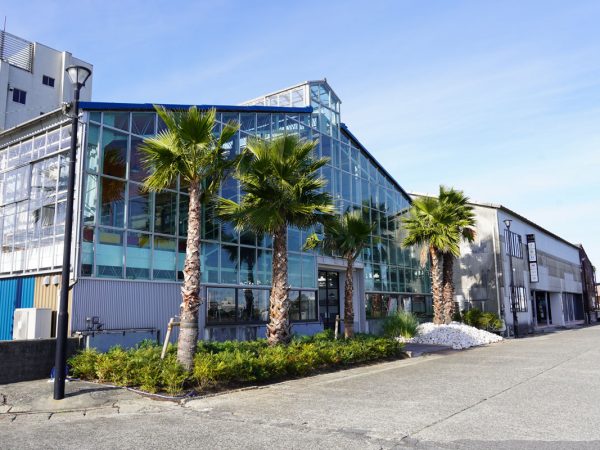 川沿いに倉庫群が並ぶ「万代中央ふ頭」