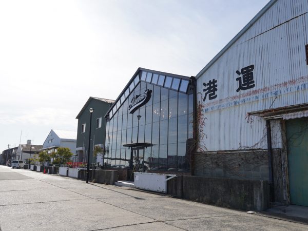 川沿いに倉庫群が並ぶ「万代中央ふ頭」