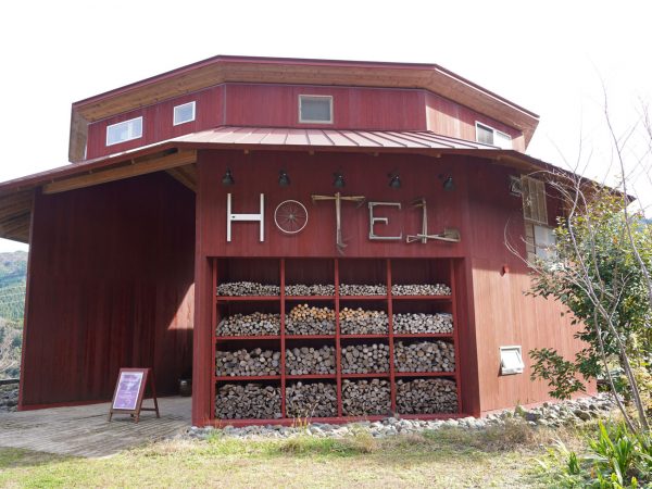 「ホテルWHY」。宿泊者は、宿泊中に出るごみを45分別する分別体験をはじめ、客室で利用する石鹸のセルフ切り分け、サービスコーヒー豆の量り分けなどのゼロ・ウェイストを体験できる