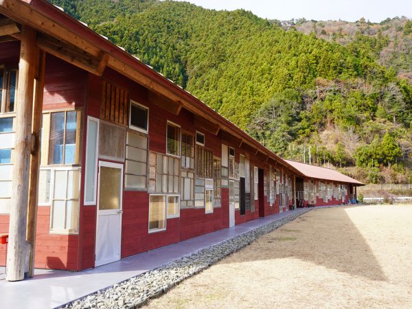 上勝町ゼロ・ウェイストセンター。上空から見ると「？」型をしている。画像提供：上勝町