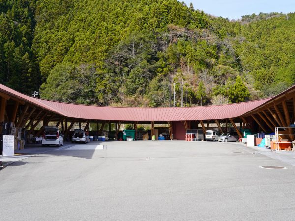 上勝町ゼロ・ウェイストセンター。上空から見ると「？」型をしている。画像提供：上勝町