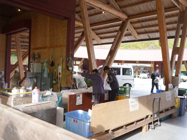 町民は自分で持ってきて、自分で分別する。スタッフのサポートもある