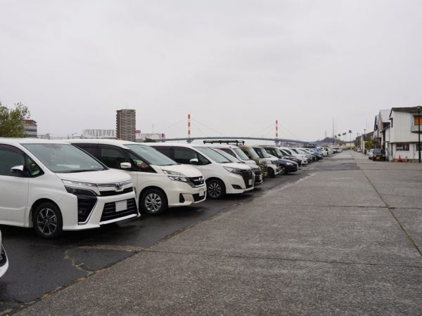現在は、岸壁に沿って駐車場になっている道路。緑地にできれば、別の空間活用が期待できそうだ