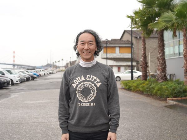 川沿いに倉庫群が並ぶ「万代中央ふ頭」