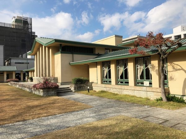 建築好きな人ならご存知だろう、西池袋にある自由学園明日館はフランク・ロイド・ライトが手掛けた端正で美しい建物だ
