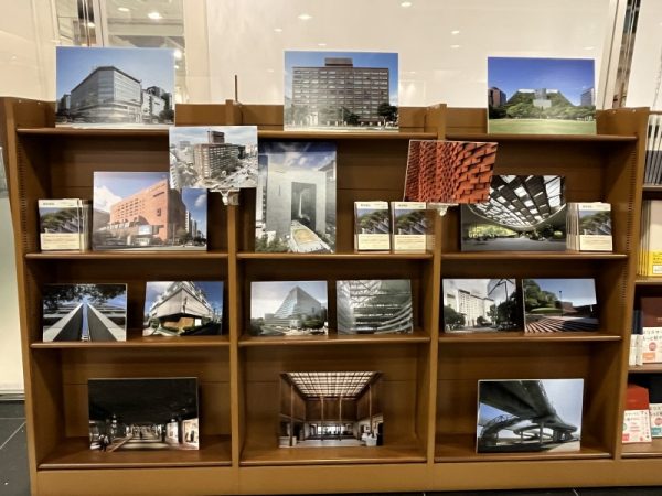 ジュンク堂書店福岡店3階に、本に掲載されている針金洋介さんの写真と本が並べて展示されている。2024年2月末まで