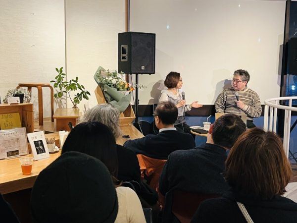 ブックスキューブリック箱崎店の2階で開催されたイベントは、オンラインでも配信された