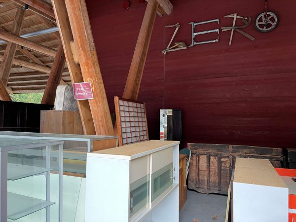 町民は自分で持ってきて、自分で分別する。スタッフのサポートもある