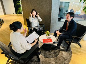 2023年4月よりMooovin 事業部にアサインし、事業ディレクターとしてサイトの構築からユーザー・管理会社へのフォローまで「Mooovin」のすべてを手がける藤 大貴 氏（画像右）