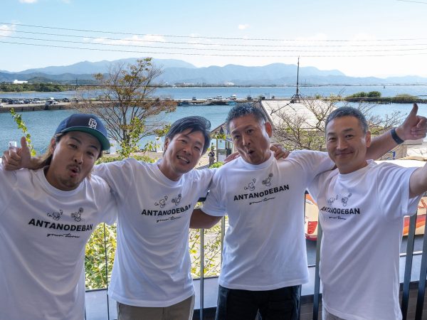 ▲「TEAMあんたの出番よ！」メンバーである（左から）エネシフ湖北・清水氏、株式会社バイオマスアグリゲーション・久木氏、株式会社アズマ・中島氏、湖北環境経済協議会 会長・高橋康之氏。それぞれ違った分野で活難する彼らだが、『エネルギーで地域を強くしたい』という同じ思いを持つ仲間だ