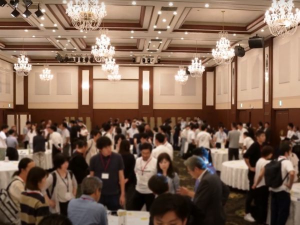 ▲全国から集まった人たちがそれぞれの取り組みや課題などについて語り合いながら、模造紙いっぱいにメモを書いていった