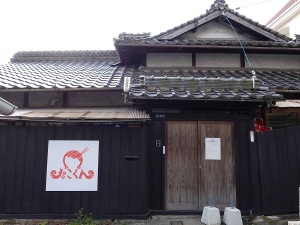 四方さんが23年10月にオープンさせた、たこ焼き屋「たこくん」とゲストハウスの外観