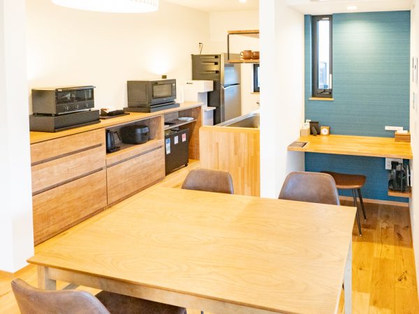 本館の個室の様子。シングルベッド2台の部屋とダブルベッド1台の部屋がある