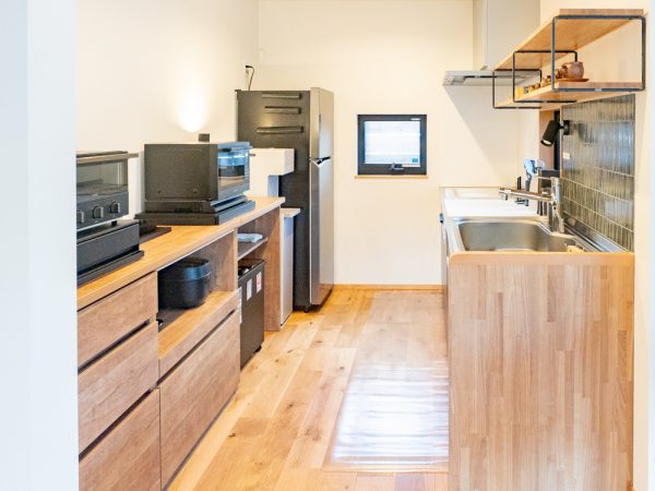 本館の個室の様子。シングルベッド2台の部屋とダブルベッド1台の部屋がある