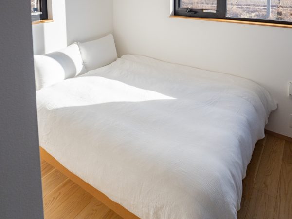 本館の個室の様子。シングルベッド2台の部屋とダブルベッド1台の部屋がある