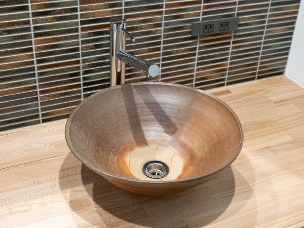 本館と別館にそれぞれ設置してある、備前焼風呂。浴槽の内側に備前焼のタイルが並べられている