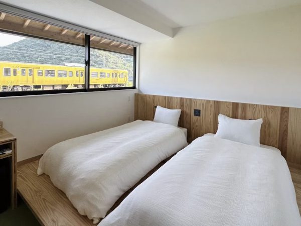 本館南側の客室の目の前には、JR赤穂線が走っている（提供：備前ホテル陶）