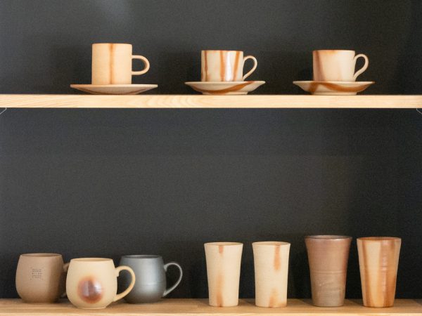 旧西国街道（近世山陽道）沿いに備前焼の窯元や陶芸品店、ギャラリーなどが立ち並ぶ伊部の街並み。この西国街道は「備前焼本通り」の通称が付けられている