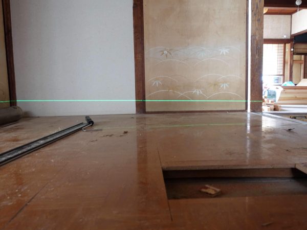 傾いた床。左側が下がっている